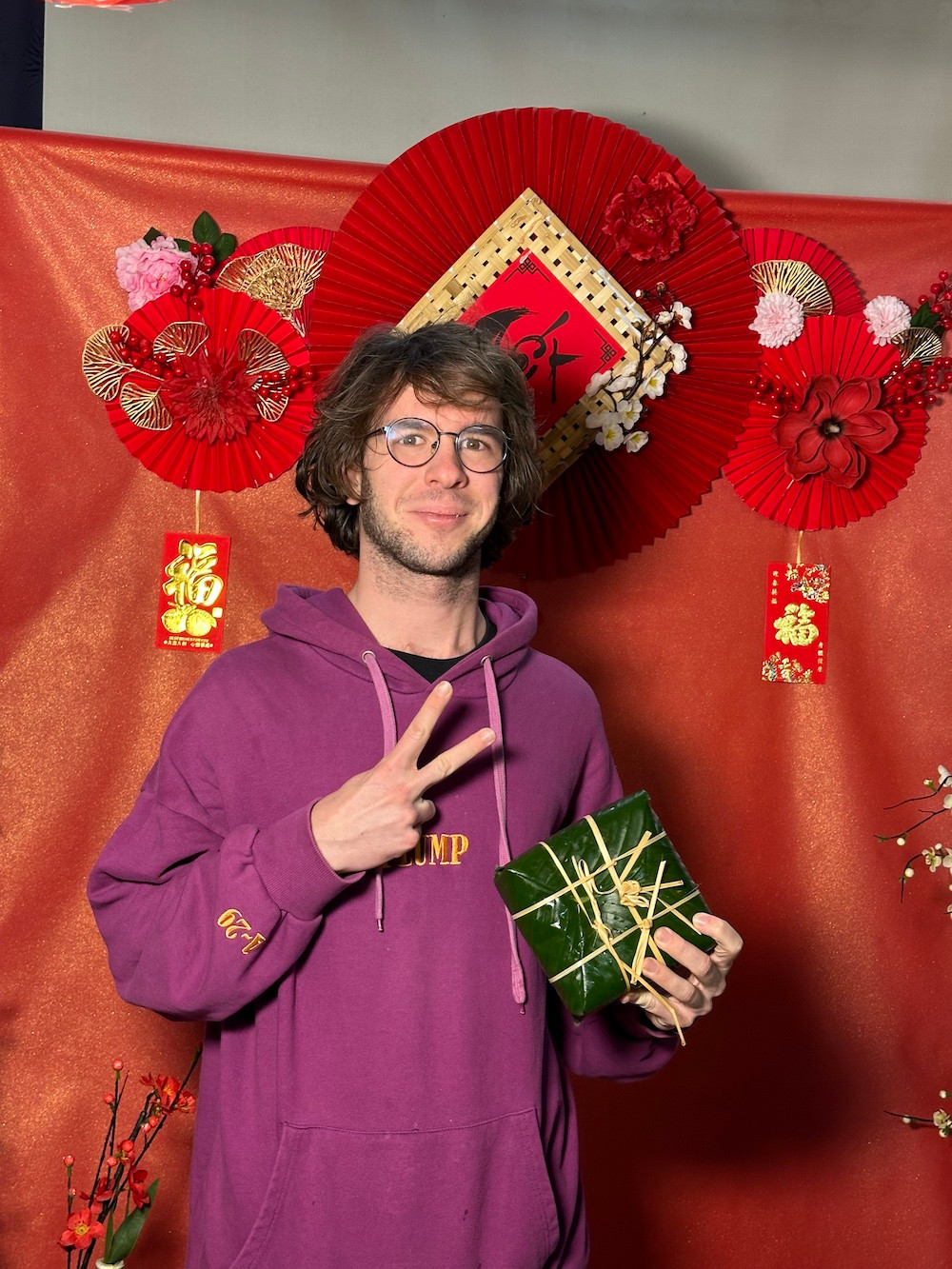 Một bạn trẻ nước ngoài khoe chiếc bánh chưng tự tay gói. Một bạn trẻ nước ngoài khoe chiếc bánh chưng tự tay gói.