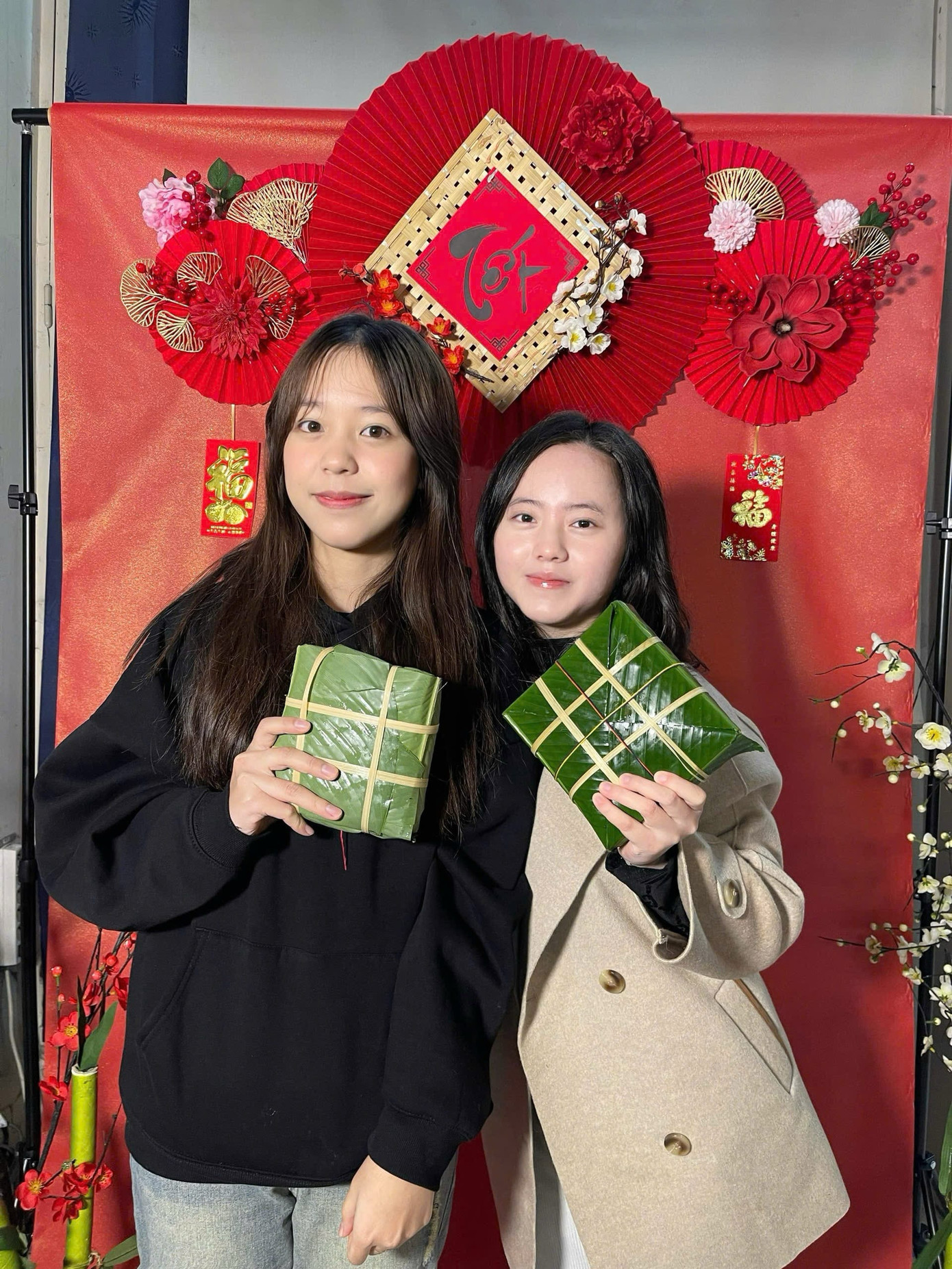 Khoe những chiếc bánh chưng tự gói. Khoe những chiếc bánh chưng tự gói.