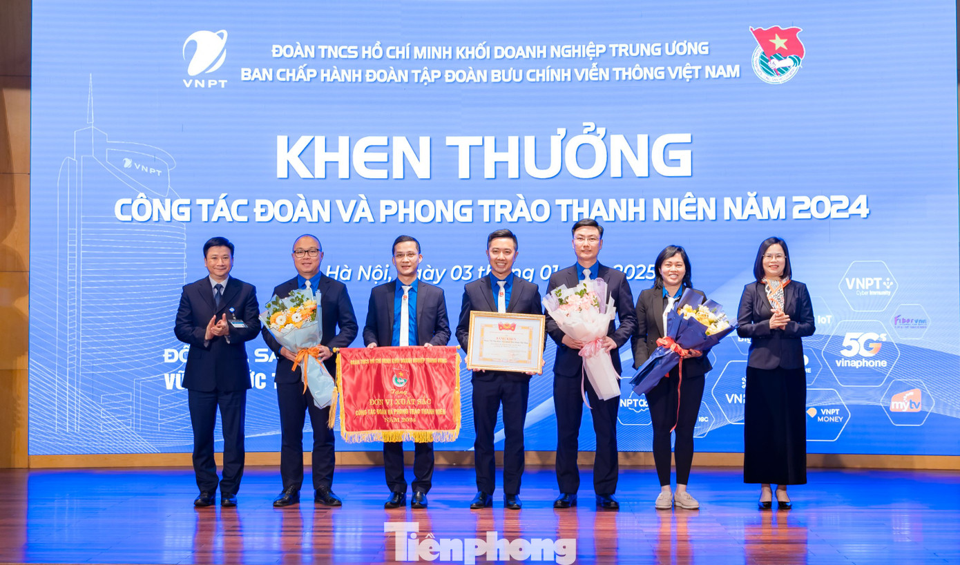 Đoàn Thanh niên VNPT nhận Bằng khen của T.Ư Đoàn, cờ thi đua xuất sắc Đoàn Khối Doanh nghiệp T.Ư trao tặng, với những kết quả đã đạt được trong năm 2024. Đoàn Thanh niên VNPT nhận Bằng khen của T.Ư Đoàn, cờ thi đua xuất sắc Đoàn Khối Doanh nghiệp T.Ư trao tặng, với những kết quả đã đạt được trong năm 2024.