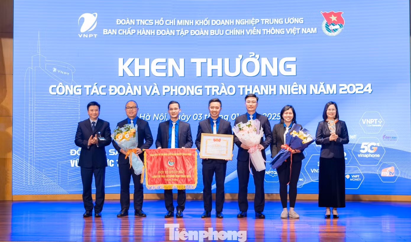 Đoàn Thanh niên VNPT nhận Bằng khen của T.Ư Đoàn, cờ thi đua xuất sắc Đoàn Khối Doanh nghiệp T.Ư trao tặng, với những kết quả đã đạt được trong năm 2024.