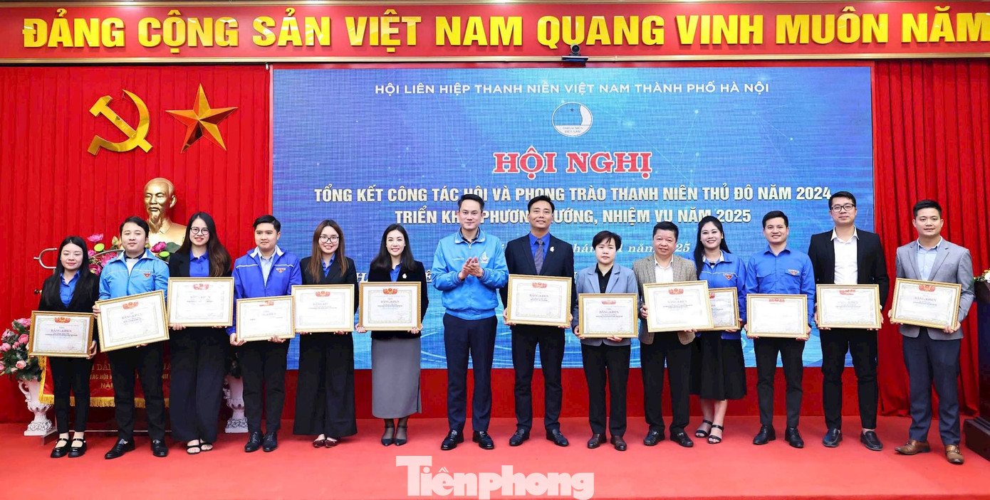 Anh Nguyễn Kim Quy - Phó Chủ tịch Thường trực T.Ư Hội LHTN Việt Nam - trao Bằng khen của T.Ư Hội cho các tập thể, cá nhân xuất sắc. Ảnh: Đức Minh Anh Nguyễn Kim Quy - Phó Chủ tịch Thường trực T.Ư Hội LHTN Việt Nam - trao Bằng khen của T.Ư Hội cho các tập thể, cá nhân xuất sắc. Ảnh: Đức Minh