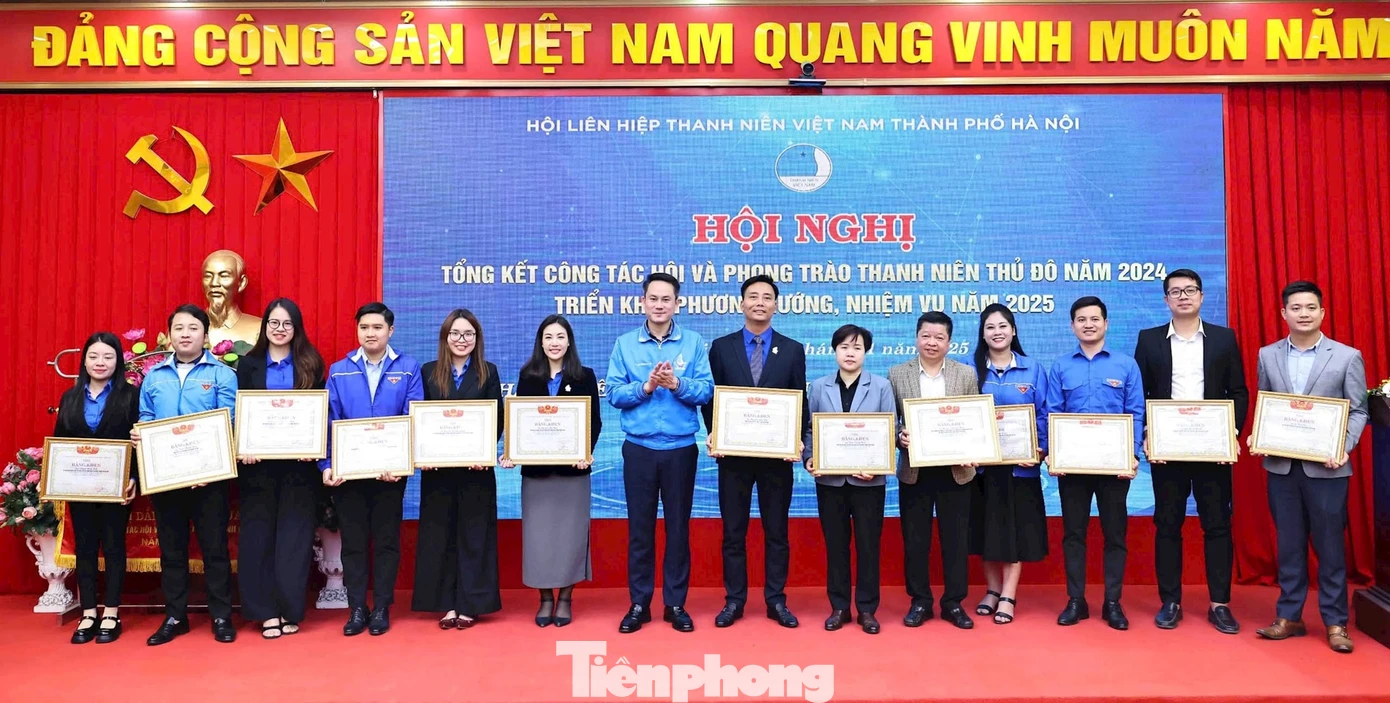 Anh Nguyễn Kim Quy - Phó Chủ tịch Thường trực T.Ư Hội LHTN Việt Nam - trao Bằng khen của T.Ư Hội cho các tập thể, cá nhân xuất sắc. Ảnh: Đức Minh