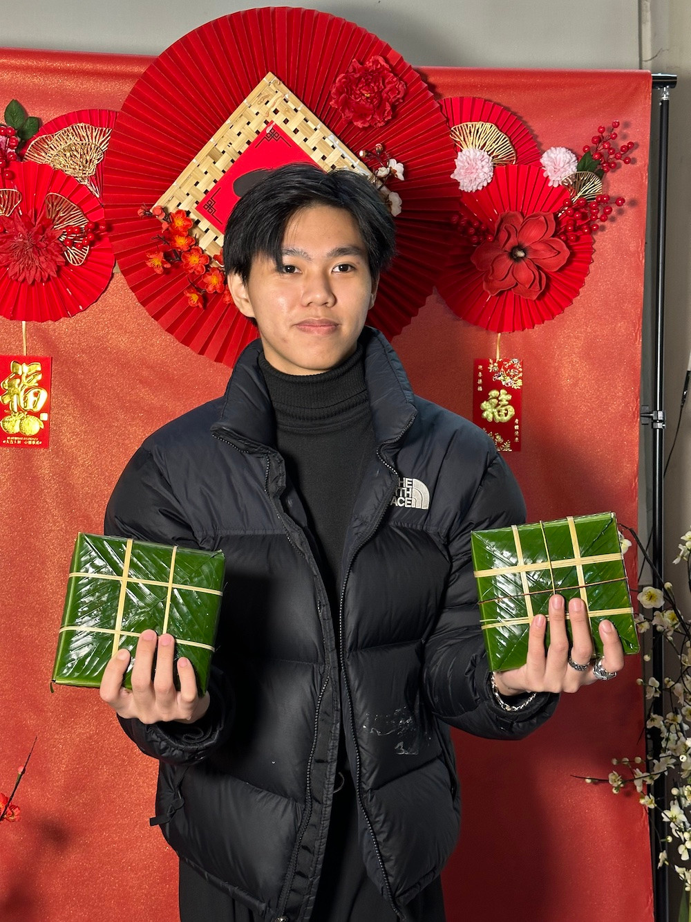 Khoe những chiếc bánh chưng tự gói. Khoe những chiếc bánh chưng tự gói.