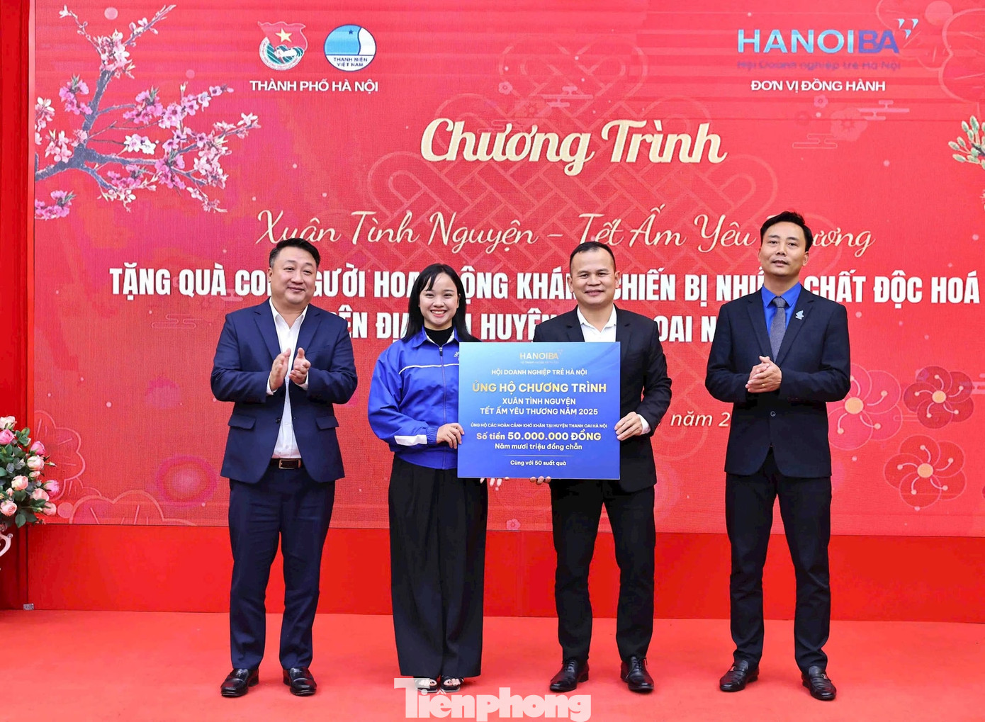 Trao biển tặng quà chương trình “Xuân tình nguyện, Tết ấm yêu thương” cho huyện Thanh Oai. Ảnh: Đức Minh Trao biển tặng quà chương trình “Xuân tình nguyện, Tết ấm yêu thương” cho huyện Thanh Oai. Ảnh: Đức Minh