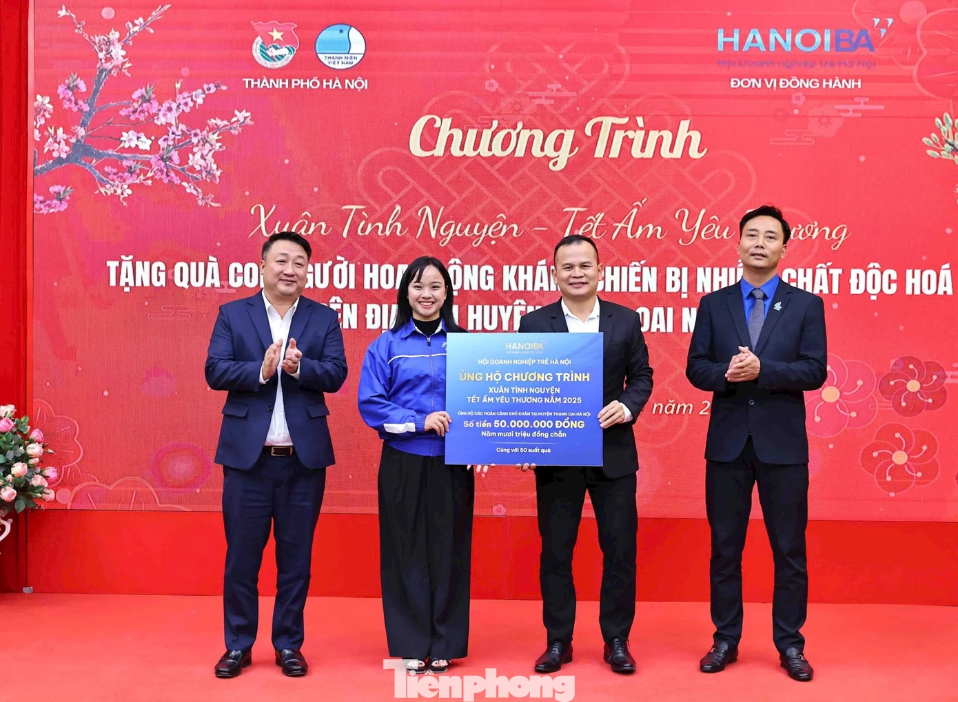 Trao biển tặng quà chương trình “Xuân tình nguyện, Tết ấm yêu thương” cho huyện Thanh Oai. Ảnh: Đức Minh