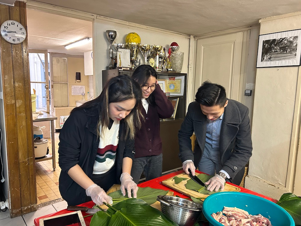 Hào hứng chuẩn bị các công đoạn gói bánh chưng tại TP Lyon, Pháp. Hào hứng chuẩn bị các công đoạn gói bánh chưng tại TP Lyon, Pháp.