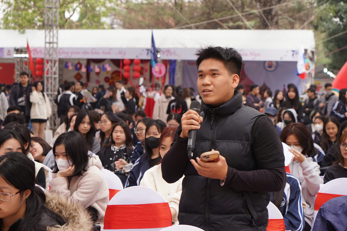 Sinh viên đặt nhiều câu hỏi bày tỏ sự lo lắng về tương lai việc làm trước sự cạnh tranh gay gắt của AI.