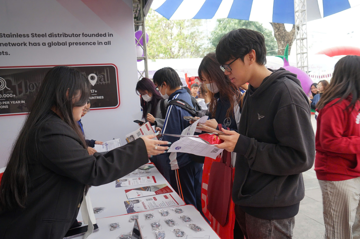 Bạn trẻ tham gia tìm kiếm cơ hội công việc tại Ngày hội việc làm 2025.