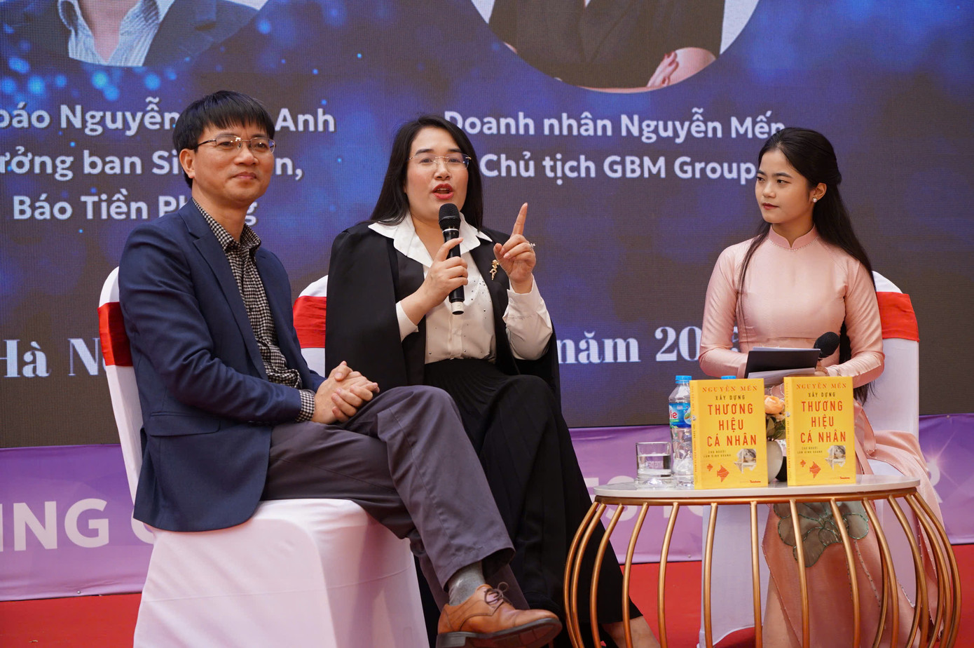 Bà Nguyễn Mến (giữa) - Chủ tịch tập đoàn GBM chia sẻ với sinh viên tại tọa đàm.