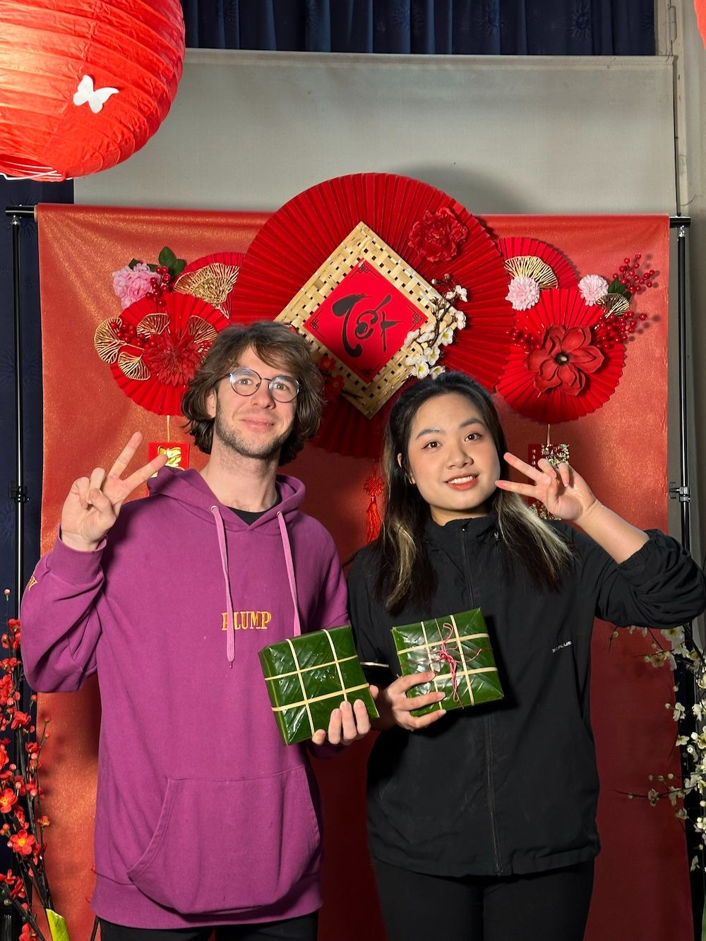 Niềm vui bên chiếc bánh chưng mang đậm phong vị Tết Việt. Niềm vui bên chiếc bánh chưng mang đậm phong vị Tết Việt.