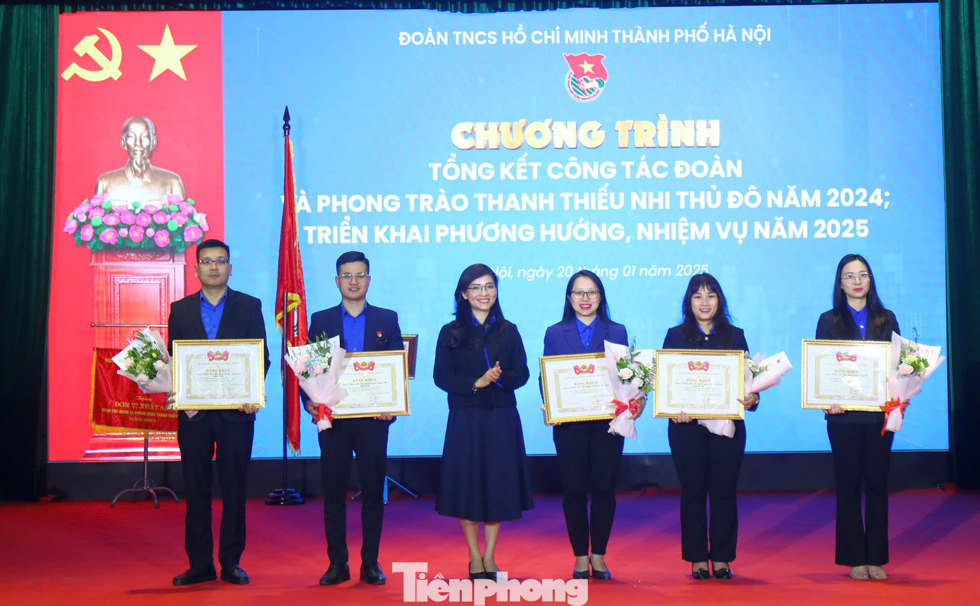Chị Hồ Hồng Nguyên, Trưởng ban Thanh niên Trường học T.Ư Đoàn, Phó Chủ tịch thường trực T.Ư Hội SVVN trao tặng khen thưởng tại chương trình