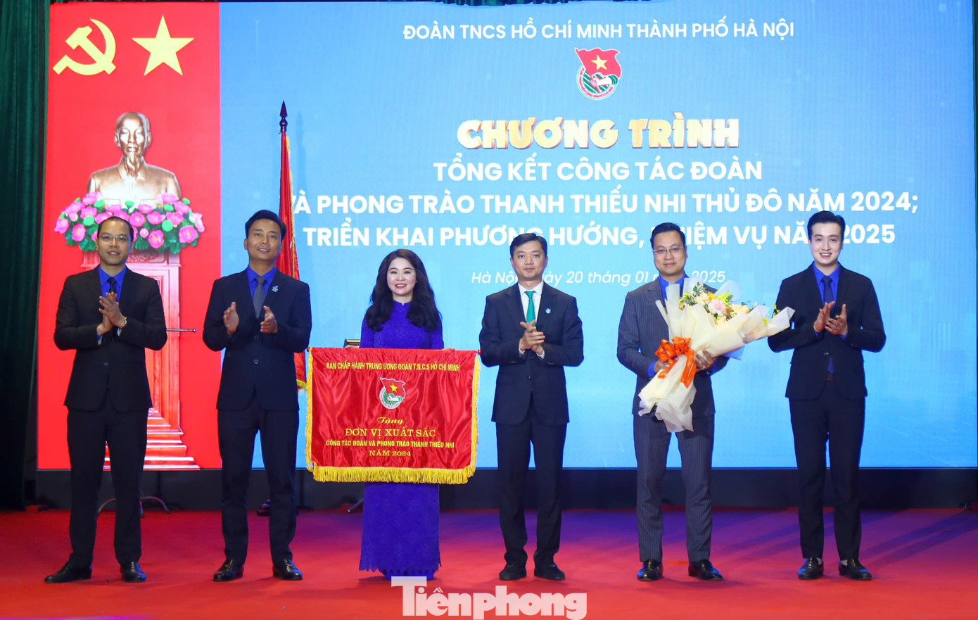 Anh Nguyễn Minh Triết – Bí thư T.Ư Đoàn, Chủ tịch T.Ư Hội SVVN trao Cờ thi đua xuất sắc của T.Ư Đoàn cho Thành Đoàn Hà Nội.