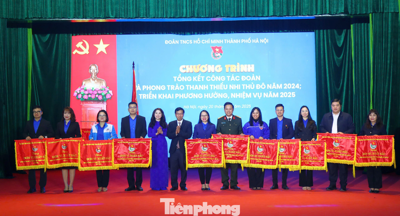 Thành Đoàn Hà Nội trao Cờ thi đua xuất sắc cho 11 đơn vị.