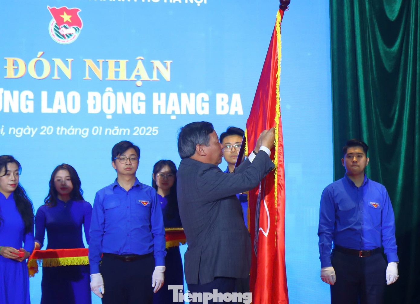 Đoàn Thanh niên TP Hà Nội đón nhận Huân chương Lao động hạng Ba