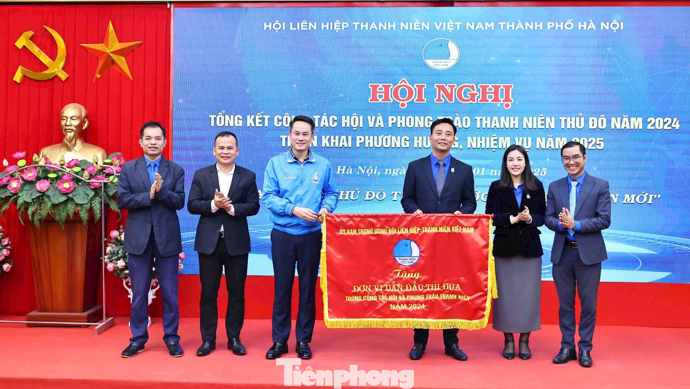 Anh Nguyễn Kim Quy - Phó Chủ tịch Thường trực T.Ư Hội LHTN Việt Nam - trao Cờ xuất sắc dẫn đầu cho Hội LHTN Việt Nam TP. Hà Nội. Ảnh: Đức Minh Anh Nguyễn Kim Quy - Phó Chủ tịch Thường trực T.Ư Hội LHTN Việt Nam - trao Cờ xuất sắc dẫn đầu cho Hội LHTN Việt Nam TP. Hà Nội. Ảnh: Đức Minh
