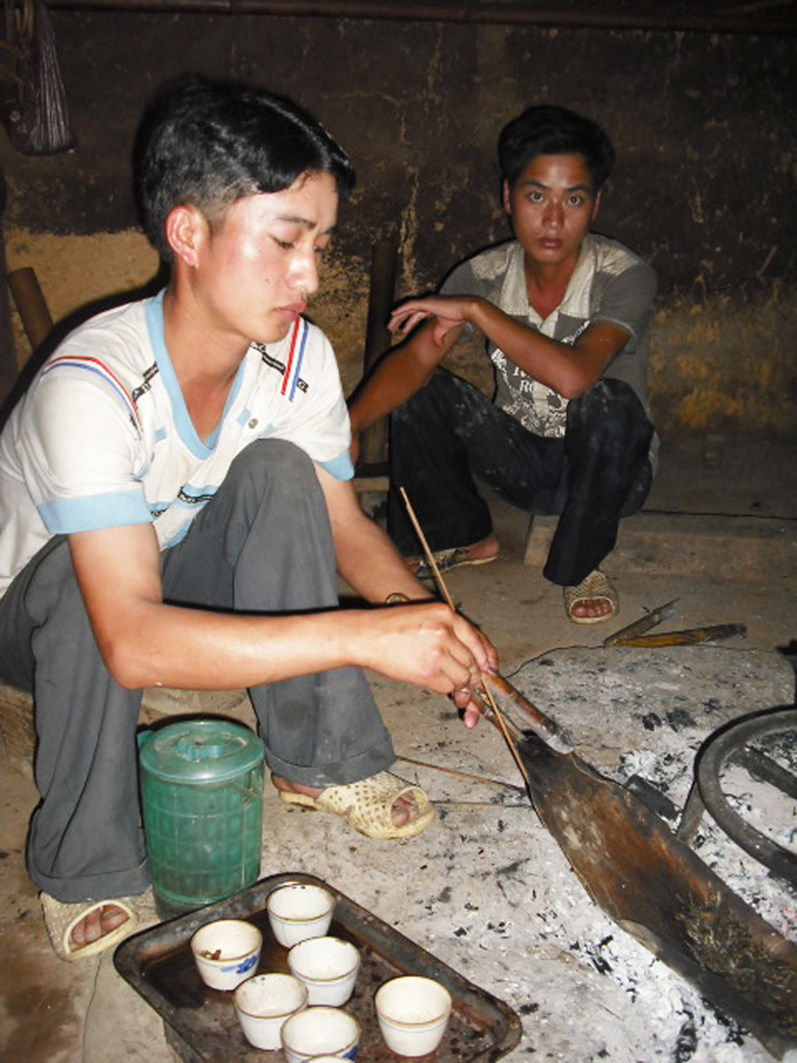 Những tấm hợp kim đuy - ra chuyên dùng để chế tạo máy bay được tận dụng làm đồ sao, sấy chè