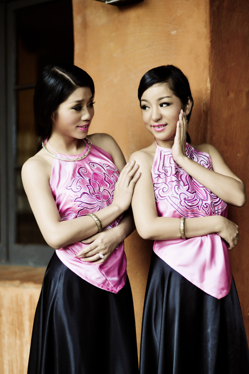 Hai người đẹp duyên dáng và e ấp với yếm đào