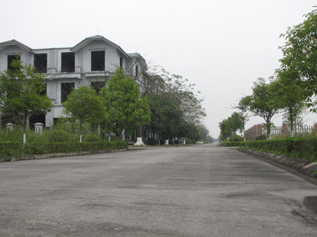 Con đường dài, rộng không một bóng người