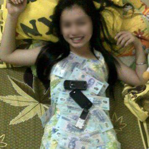 Thiếu nữ Việt gây sốc khi đắp tiền và điện thoại Vertu lên người. Thiếu nữ Việt gây sốc khi đắp tiền và điện thoại Vertu lên người