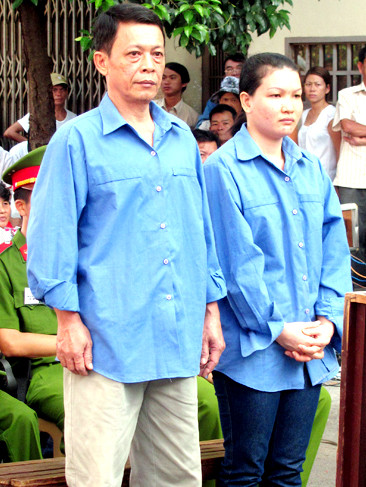 Bị cáo Thúy và Tâm tại phiên xử lưu động