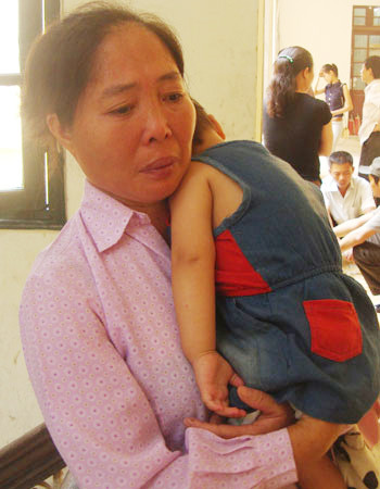 Bà Phạm Thị Bi và đứa cháu ngoại