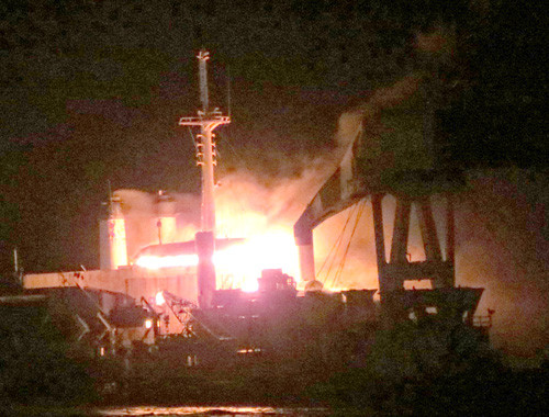 Tàu Wealthy Global cháy dữ dội