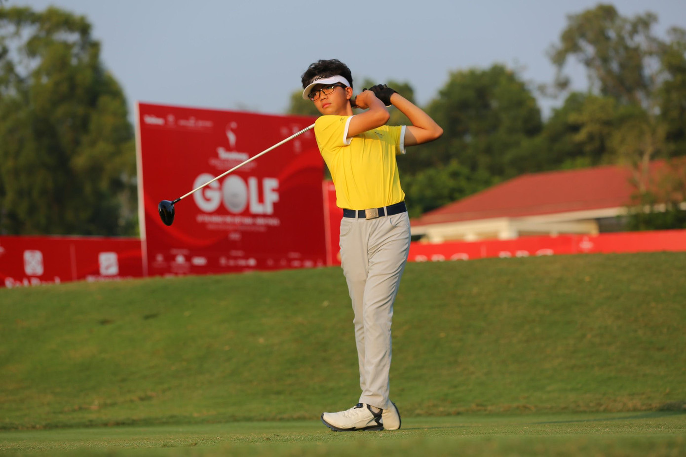 “Việc BTC mở thêm bảng trẻ có ý nghĩa vô cùng to lớn với một giải quan trọng, có mục tiêu quảng bá và huy động cho Quỹ Hỗ trợ Tài năng trẻ Việt Nam. Về mặt chuyên môn, với các sự kiện golf trong nước hiện còn khá khiêm tốn, điều này giống như tạo ra một sân chơi riêng giúp các em có cơ hội thi đấu, tạo động lực cùng nhau phát triển và nâng cao thành tích”, Phó Tổng thư ký Hiệp hội Golf Việt Nam (VGA) Nguyễn Thái Dương đánh giá. “Việc BTC mở thêm bảng trẻ có ý nghĩa vô cùng to lớn với một giải quan trọng, có mục tiêu quảng bá và huy động cho Quỹ Hỗ trợ Tài năng trẻ Việt Nam. Về mặt chuyên môn, với các sự kiện golf trong nước hiện còn khá khiêm tốn, điều này giống như tạo ra một sân chơi riêng giúp các em có cơ hội thi đấu, tạo động lực cùng nhau phát triển và nâng cao thành tích”, Phó Tổng thư ký Hiệp hội Golf Việt Nam (VGA) Nguyễn Thái Dương đánh giá.