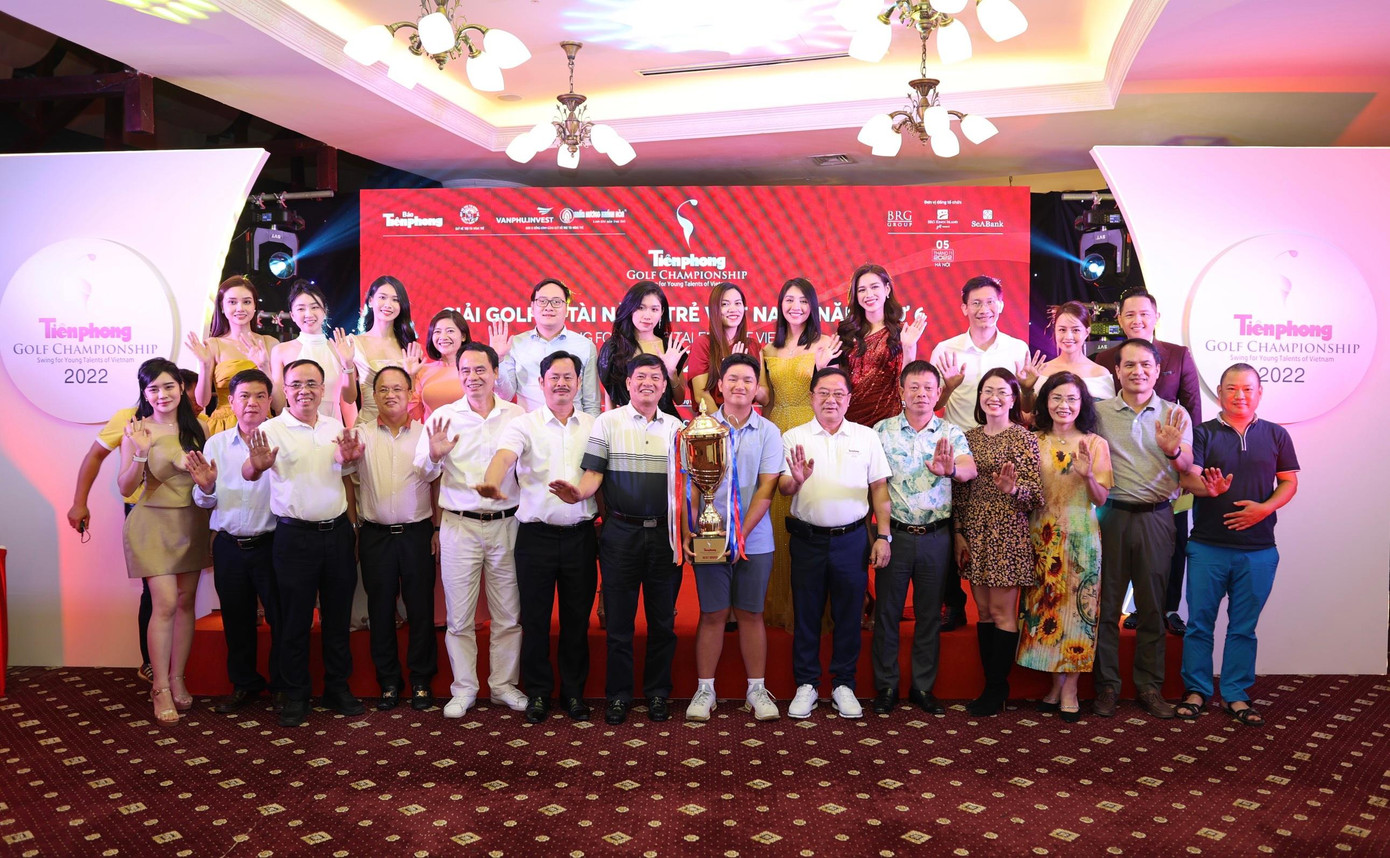Ban tổ chức Tiền Phong Golf Championship 2022 chụp ảnh lưu niệm cùng các đơn vị đồng hành, vận động viên, hoa hậu, người đẹp tại gala trao giải. Ban tổ chức Tiền Phong Golf Championship 2022 chụp ảnh lưu niệm cùng các đơn vị đồng hành, vận động viên, hoa hậu, người đẹp tại gala trao giải.