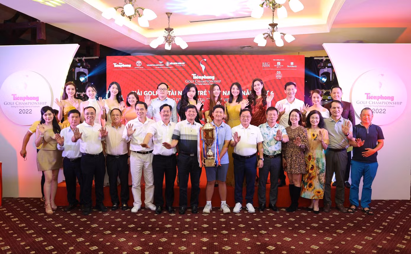 Ban tổ chức Tiền Phong Golf Championship 2022 chụp ảnh lưu niệm cùng các đơn vị đồng hành, vận động viên, hoa hậu, người đẹp tại gala trao giải.