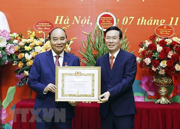 Ủy viên Bộ Chính trị, Thường trực Ban Bí thư Võ Văn Thưởng trao Huy hiệu 40 năm tuổi Đảng tặng Ủy viên Bộ Chính trị, Chủ tịch nước Nguyễn Xuân Phúc. (Ảnh: Thống Nhất/TTXVN)