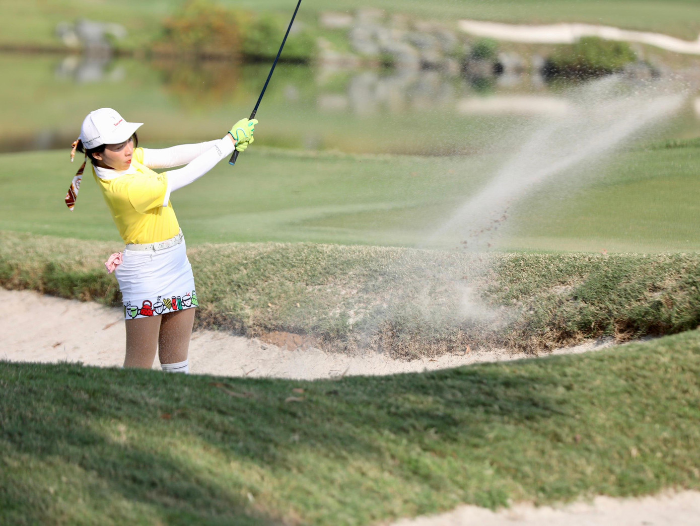 Những tay golf chuyên nghiệp có thể đánh những cú lốp bóng rất dễ dàng vì họ hiểu và biết cách dùng cát như một lợi thế để đưa bóng bay lên chính xác Những tay golf chuyên nghiệp có thể đánh những cú lốp bóng rất dễ dàng vì họ hiểu và biết cách dùng cát như một lợi thế để đưa bóng bay lên chính xác