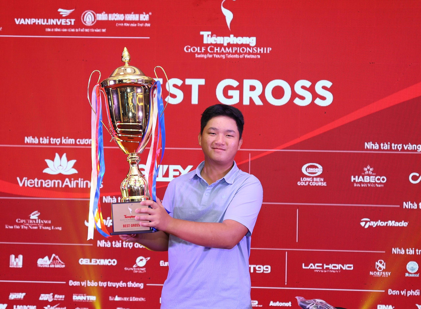 Với việc đăng quang Tiền Phong Golf Championship 2022, Nguyễn Anh Minh đã đi vào lịch sử với tư cách là golfer đầu tiên bảo vệ thành công ngôi vô địch tại giải đấu gây quỹ cho Quỹ Hỗ trợ Tài năng trẻ Việt Nam. Tổng điểm (-8) mà golfer nghiệp dư số 1 Việt Nam đạt được cũng là kỷ lục của giải và của sân Kings Course Với việc đăng quang Tiền Phong Golf Championship 2022, Nguyễn Anh Minh đã đi vào lịch sử với tư cách là golfer đầu tiên bảo vệ thành công ngôi vô địch tại giải đấu gây quỹ cho Quỹ Hỗ trợ Tài năng trẻ Việt Nam. Tổng điểm (-8) mà golfer nghiệp dư số 1 Việt Nam đạt được cũng là kỷ lục của giải và của sân Kings Course