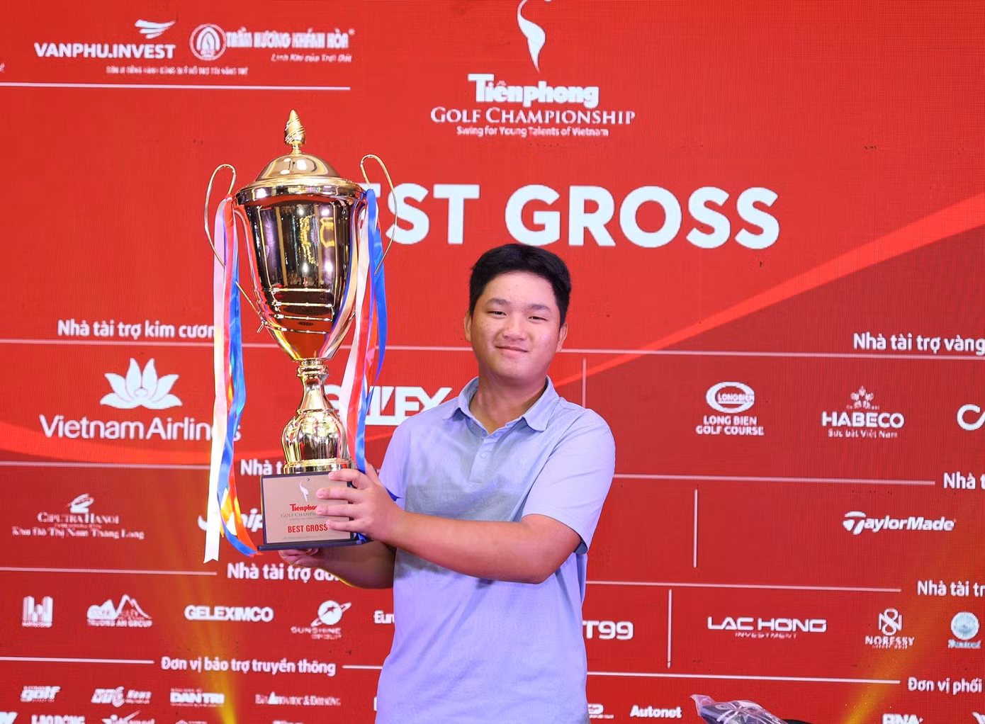 Với việc đăng quang Tiền Phong Golf Championship 2022, Nguyễn Anh Minh đã đi vào lịch sử với tư cách là golfer đầu tiên bảo vệ thành công ngôi vô địch tại giải đấu gây quỹ cho Quỹ Hỗ trợ Tài năng trẻ Việt Nam. Tổng điểm (-8) mà golfer nghiệp dư số 1 Việt Nam đạt được cũng là kỷ lục của giải và của sân Kings Course