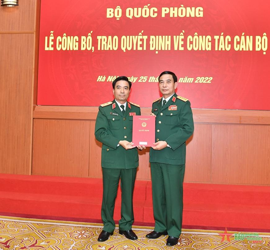 Đại tướng Phan Văn Giang trao quyết định bổ nhiệm chức vụ Phó tổng Tham mưu trưởng Quân đội nhân dân Việt Nam đối với Trung tướng Nguyễn Doãn Anh