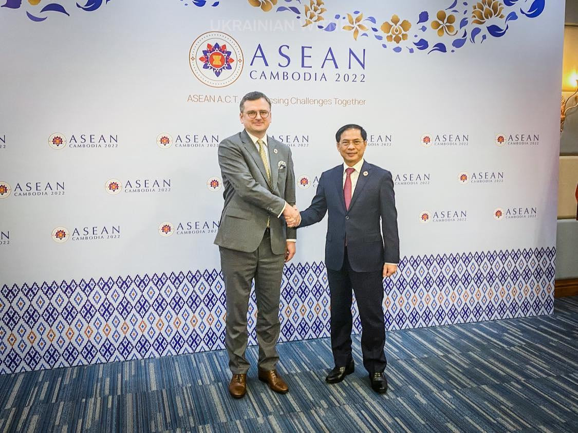 Bộ trưởng Ngoại giao Bùi Thanh Sơn và Bộ trưởng Ngoại giao Ukraine Dmytro Kuleba