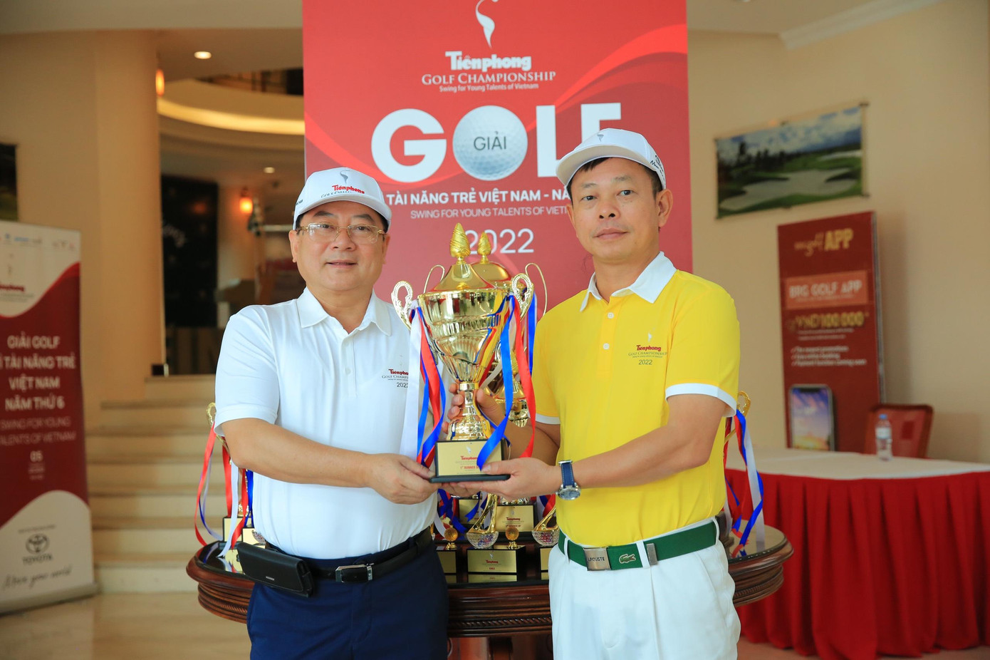 Nhà báo Lê Xuân Sơn - Tổng biên tập báo Tiền Phong, Trưởng ban Tổ chức Tiền Phong Golf Championship (bìa trái) và nhà báo Phùng Công Sưởng - Phó tổng biên tập báo Tiền Phong, Phó trưởng ban Thường trực Ban tổ chức Tiền Phong Golf Championship, chụp ảnh lưu niệm bên các tặng phẩm danh giá của giải đấu. Nhà báo Lê Xuân Sơn - Tổng biên tập báo Tiền Phong, Trưởng ban Tổ chức Tiền Phong Golf Championship (bìa trái) và nhà báo Phùng Công Sưởng - Phó tổng biên tập báo Tiền Phong, Phó trưởng ban Thường trực Ban tổ chức Tiền Phong Golf Championship, chụp ảnh lưu niệm bên các tặng phẩm danh giá của giải đấu.