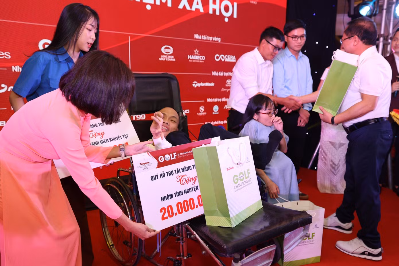 Golfer trẻ Anh Minh giành best gross với kỷ lục mới ảnh 17