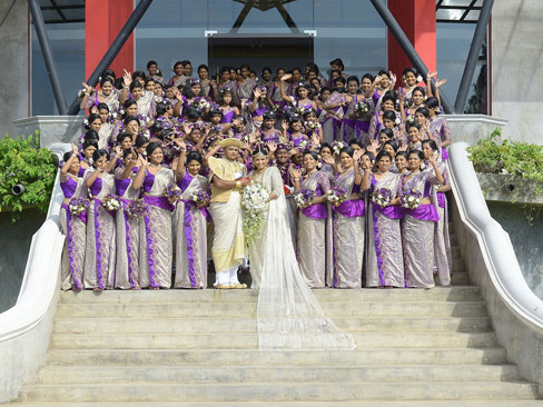 Đội ngũ phù dâu 'hùng hậu'