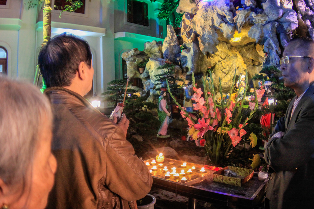 Người dân Hà Nội, TPHCM và nhiều thành phố đón Giáng sinh ảnh 8