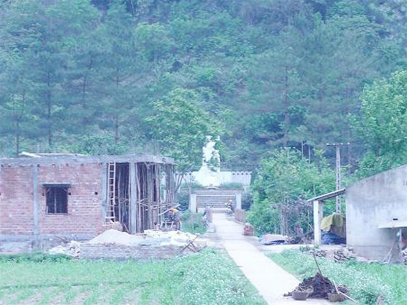 Hai công trình xây dựng trái phép ngang nhiên tồn tại án ngữ ngay trước mộ tượng đài liệt sĩ Kim Đồng. Ảnh: Vũ Khắc Quang