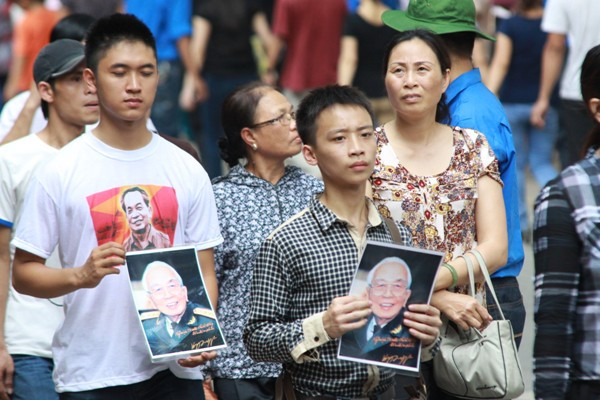 Di ảnh của Đại tướng được người dân ôm đi khắp phố