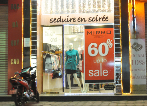 Lạm phát thấp một phần cũng do nhu cầu mua sắm của người tiêu dùng giảm mạnh khi kinh tế khó khăn, thu nhập giảm. Ảnh: Anh Quân