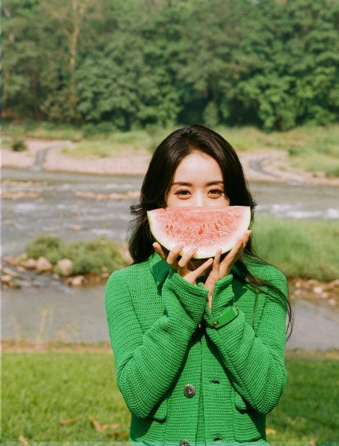 Không rõ đoạn video và bộ ảnh được thực hiện lúc nào, nhưng người hâm mộ phần nào nhẹ nhõm vì ngôi sao "Hữu Phỉ" dường như đã lấy lại tinh thần, không còn buồn bã như những hình ảnh trước đó tại trường quay “Xin nhờ tủ lạnh” vào ngày 30/4 vừa qua. Không rõ đoạn video và bộ ảnh được thực hiện lúc nào, nhưng người hâm mộ phần nào nhẹ nhõm vì ngôi sao "Hữu Phỉ" dường như đã lấy lại tinh thần, không còn buồn bã như những hình ảnh trước đó tại trường quay “Xin nhờ tủ lạnh” vào ngày 30/4 vừa qua.