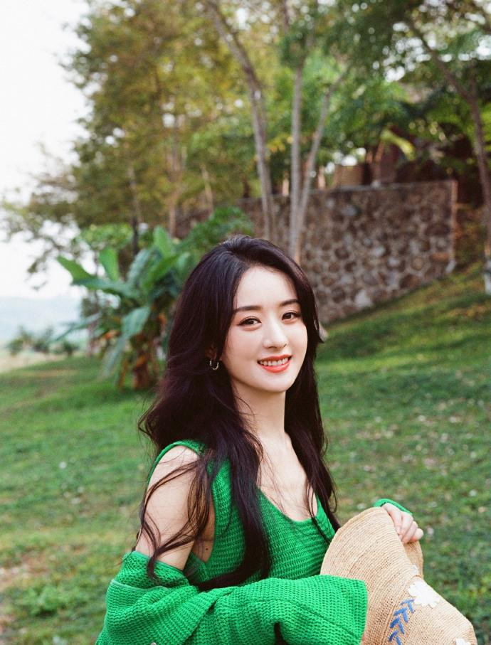 "Tiểu Cốt" để tóc buông xõa, nụ cười rạng rỡ thương trực trên môi. Nếu chỉ nhìn ảnh, không ai nghĩ cô đã 34 tuổi và là mẹ trẻ con. Ngược lại, cô trông tươi trẻ, ngọt ngào như thiếu nữ mười tám, đôi mươi. "Tiểu Cốt" để tóc buông xõa, nụ cười rạng rỡ thương trực trên môi. Nếu chỉ nhìn ảnh, không ai nghĩ cô đã 34 tuổi và là mẹ trẻ con. Ngược lại, cô trông tươi trẻ, ngọt ngào như thiếu nữ mười tám, đôi mươi.