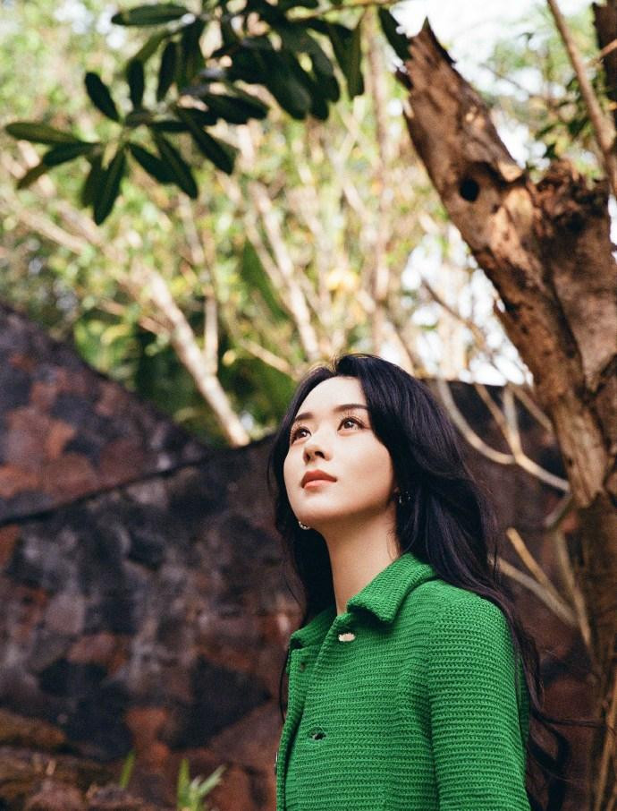 Trong khi một phóng viên tờ Sina cho rằng, cặp sao "Minh Lan truyện" ly hôn vì mẹ chồng ép Triệu Lệ Dĩnh sinh con thứ hai, gác lại công việc để chăm lo gia đình, dẫn đến mâu thuẫn sâu sắc. Triệu Lệ Dĩnh căng thẳng với mẹ chồng, còn Phùng Thiệu Phong thờ ơ không quản khiến người đẹp ngày càng lạnh lòng. Trong khi một phóng viên tờ Sina cho rằng, cặp sao "Minh Lan truyện" ly hôn vì mẹ chồng ép Triệu Lệ Dĩnh sinh con thứ hai, gác lại công việc để chăm lo gia đình, dẫn đến mâu thuẫn sâu sắc. Triệu Lệ Dĩnh căng thẳng với mẹ chồng, còn Phùng Thiệu Phong thờ ơ không quản khiến người đẹp ngày càng lạnh lòng.