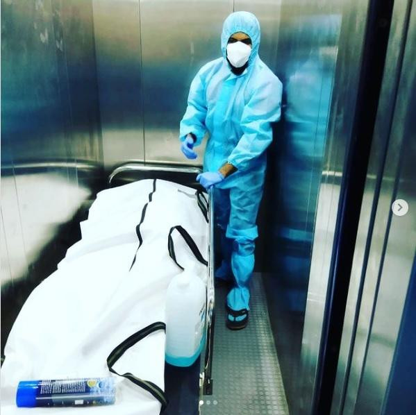 Arjun Gowda đưa thi thể người mắc COVID-19 từ bệnh viện đến nơi hỏa táng. Ảnh: Instagram Arjun Gowda đưa thi thể người mắc COVID-19 từ bệnh viện đến nơi hỏa táng. Ảnh: Instagram