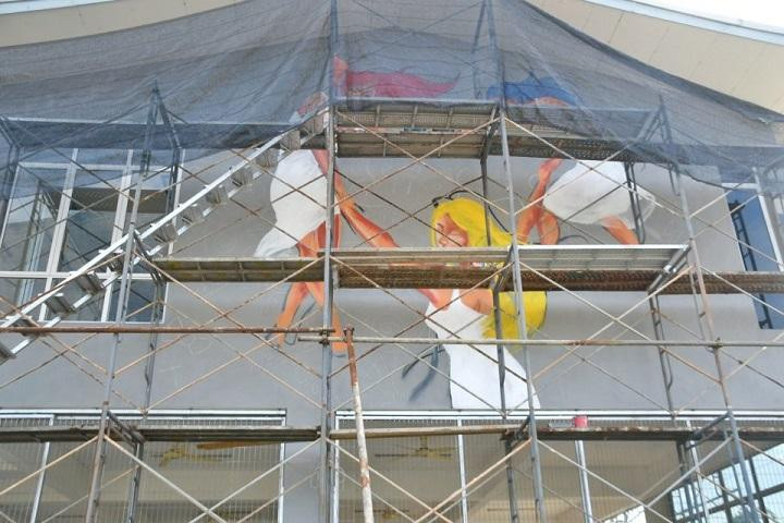 Hội đồng địa phương yêu cầu các họa sĩ thêm váy cho những phụ nữ trong tranh trong vòng 3 tiếng.