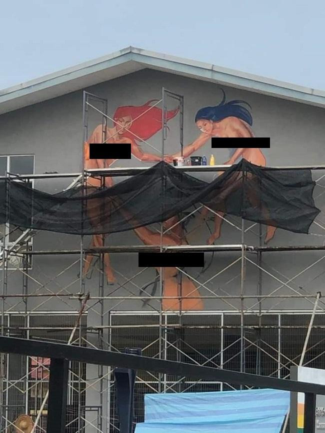 Bức ảnh chúp bức tranh tường mô tả ba cô gái khỏa thân khiến dân mạng Malaysia &quot;dậy sóng&quot;.