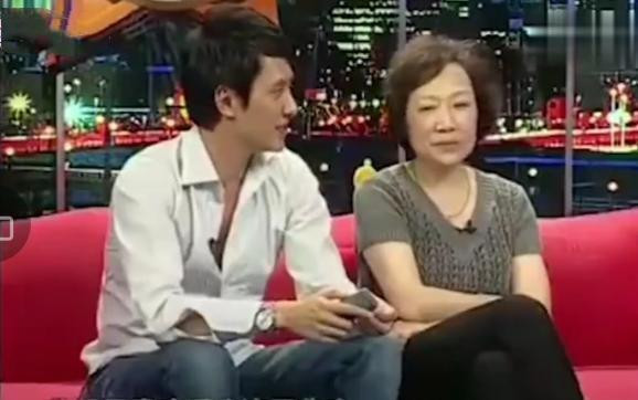 Phùng Thiệu Phong từng khen mẹ là người phụ nữ truyền thống, mạnh mẽ, có thể một mình quán xuyến mọi việc và anh rất nghe lời mẹ. Phùng Thiệu Phong từng khen mẹ là người phụ nữ truyền thống, mạnh mẽ, có thể một mình quán xuyến mọi việc và anh rất nghe lời mẹ.