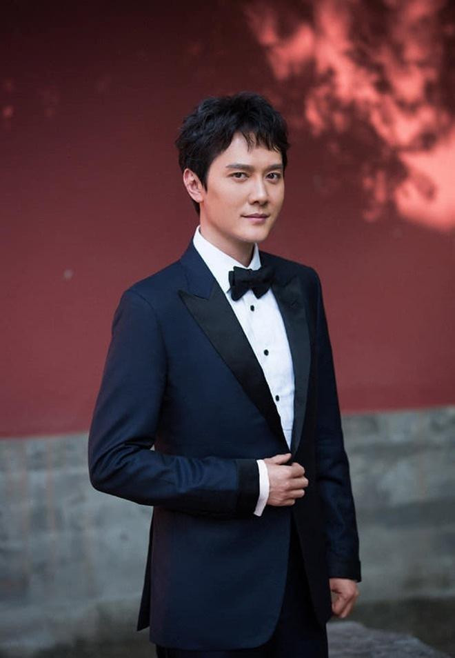 Phùng Thiệu Phong được biết đến là "phú nhị đại", đóng phim vì đam mê, không cần tiền. Phùng Thiệu Phong được biết đến là "phú nhị đại", đóng phim vì đam mê, không cần tiền.